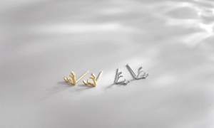 Détails des boucles d'oreilles bois de cerf en finitions dorée et argentée