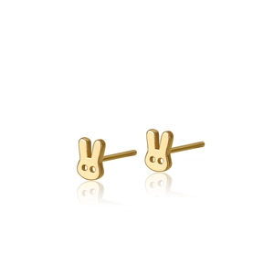 Gros plan de boucles d'oreilles lapin dorées minimalistes avec finition lisse et polie