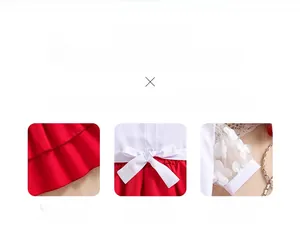 Détail de la jupe rouge à volants avec nœud blanc et manches bouffantes en tulle