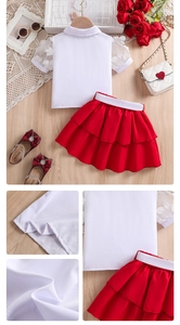 Détail de chemise blanche avec manches en dentelle fleurie et jupe rouge à volants