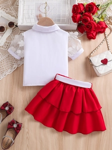 Ensemble fille avec chemise blanche en dentelle et jupe rouge à volants élégante