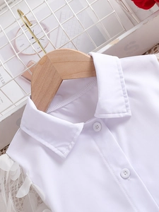 Chemisier blanc pour filles avec col à revers et manches en dentelle sur cintre