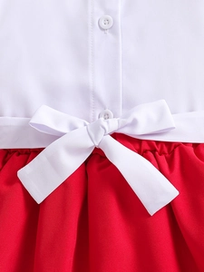 Ensemble d'été fille avec chemise à manches dentelle et jupe plissée rouge à nœud
