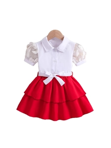 Ensemble d'été fille avec chemise en dentelle blanche et jupe rouge à volants