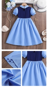 Detail von marineblauem und himmelblauem Mädchenkleid mit Peter-Pan-Kragen und Puffärmeln