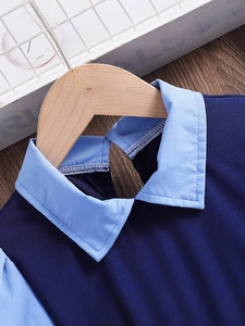 Mädchenkleid in Blau mit modischem Kontrastkragen und Puffärmeln am Kleiderbügel