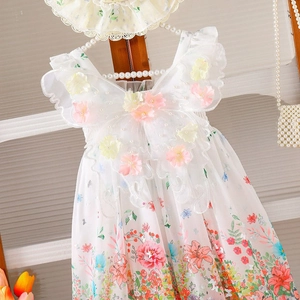 Detalle de vestido floral para niña con mariposas 3D y conjunto de sombrero