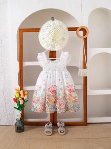 Vestido veraniego floral para niña con sombrero de paja y sandalias para vacaciones playa