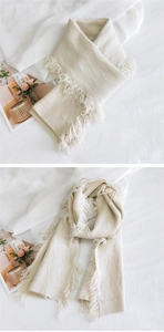 Détails de l'écharpe en tricot beige avec motif diamant et longues franges douces