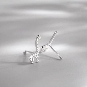 Orecchini a lobo a forma di giraffa in argento sterling S925 lucido con motivi a macchie