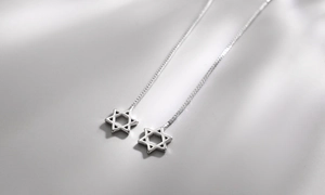 Vue macro de boucles d'oreilles pendantes en argent 925 avec pendentifs étoile évidés