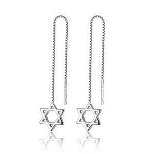 Détail de boucles d'oreilles traversantes en argent S925 avec pendentifs étoile