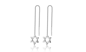 Détail macro du poinçon S925 sur les boucles d'oreilles pendantes en argent avec étoile