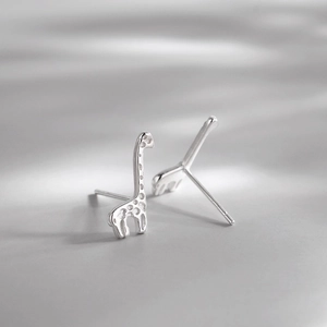 Orecchini a perno in argento sterling S925 a forma di giraffa con motivi animali curati