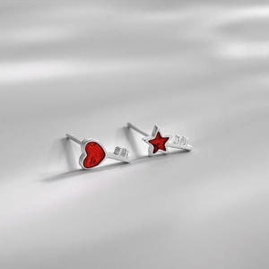 Orecchini asimmetrici in argento S925 con pendenti a stella e cuore in smalto rosso