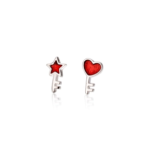 Orecchini a perno asimmetrici in argento S925 con stella e chiave a cuore in smalto rosso