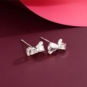 Elegant S925 sterling silver bow knot stud earrings with realistic textured details