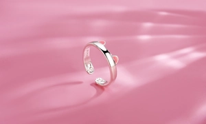 Makro-Detail von S925 Silber Katzenohr-Ring mit rosa Emaille und Pfoten-Gravur