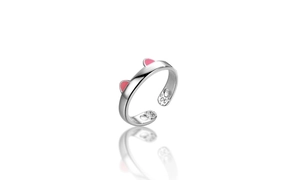 Detailansicht Katzenohrring mit rosa Emaille und geprägtem Pfotenabdruck-Design