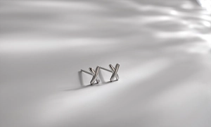 Vista macro di orecchini a lobo minimalisti in argento sterling s925 a forma di X lucida