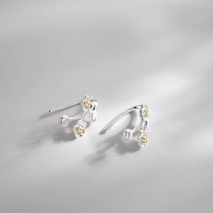 S925 Sterling Silber Blumen Ohrstecker mit goldenen Akzenten und elegantem Blumendesign