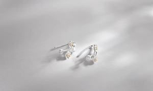 Detailansicht der S925 Sterlingsilber Blumenohrringe mit gelben Blütenstempel-Akzenten