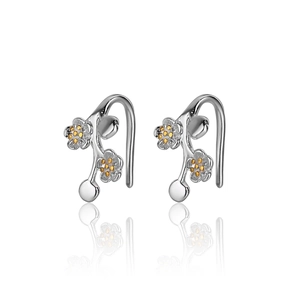 Nahaufnahme von S925 Silber Pflaumenblüten-Ohrringen mit goldenen Staubblättern auf Weiß