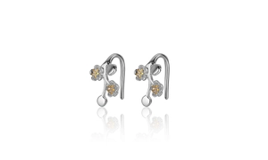 Detailansicht der S925 Sterlingsilber Blumenohrringe mit eleganten goldenen Staubblättern
