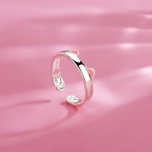 Süßer S925 Silber Katzenring mit rosa Emaille-Ohren und Pfotenabdrücken auf Seide