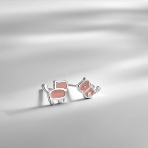 Boucles d'oreilles chat roses asymétriques en métal argenté au design minimaliste