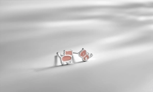 Détail de boucles d'oreilles chat en argent avec émail rose et design minimaliste