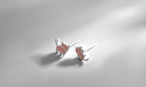 Détail de boucles d'oreilles chat asymétriques roses en argent 925 avec émail doux