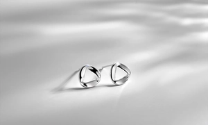 Dettaglio di orecchini minimalisti a lobo a triangolo in argento sterling S925