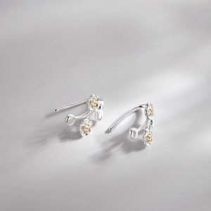 Minimalistische S925 Sterling Silber Blütenzweig Ohrstecker mit eleganten Goldakzenten