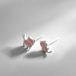 Boucles d'oreilles chat asymétriques roses en argent poli pour un style mignon et minimaliste