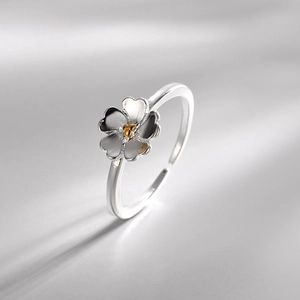 Anello regolabile in argento S925 con delicato fiore satinato e pistillo dorato