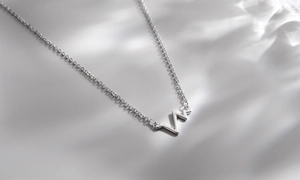 Détail du collier en argent S925 avec pendentif rythme cardiaque et reflets de lumière