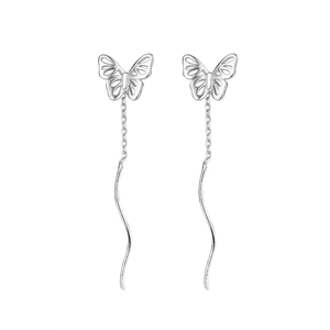 Vue détaillée de boucles d'oreilles papillon argentées avec fils et aiguilles ondulés