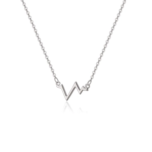 Vue détaillée du collier pendentif battement de coeur en argent S925 avec reflet miroir