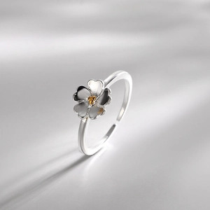 Elegante anello a fiore in argento S925 con stame dorato e fascia regolabile