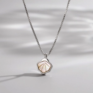 S925 silver shell necklace with iridescent mother-of-pearl pendant on box chain