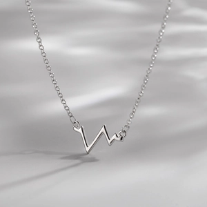 Collier élégant en argent sterling S925 avec pendentif battement de cœur au design épuré