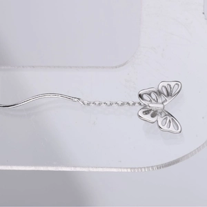 Boucles d'oreilles papillon en argent avec longue chaîne pendante au style élégant