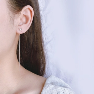 Elegante silberne Schmetterlings-Ohrhänger für Damen mit langem Kettendesign und Quasten