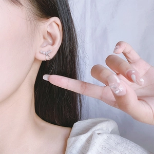 Elegant curved silver ear cuff with five round white pearls for non-pierced ears
