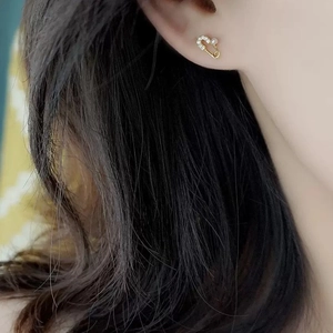 Minimalist gold paperclip stud earring with shimmering pavé cubic zirconia and a round pearl
