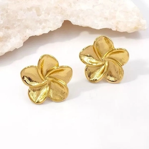 Eleganti orecchini a lobo a forma di plumeria dorata con finitura metallica su pietra bianca