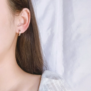 Créoles minimalistes plaquées argent S925 avec gravure de chiffres romains pour femme