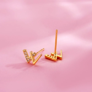 Golden S925 silver W-letter stud earrings with sparkling cubic zirconia on pink silk