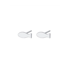 Vue détaillée de boucles d'oreilles mini poissons en argent à finition lisse polie